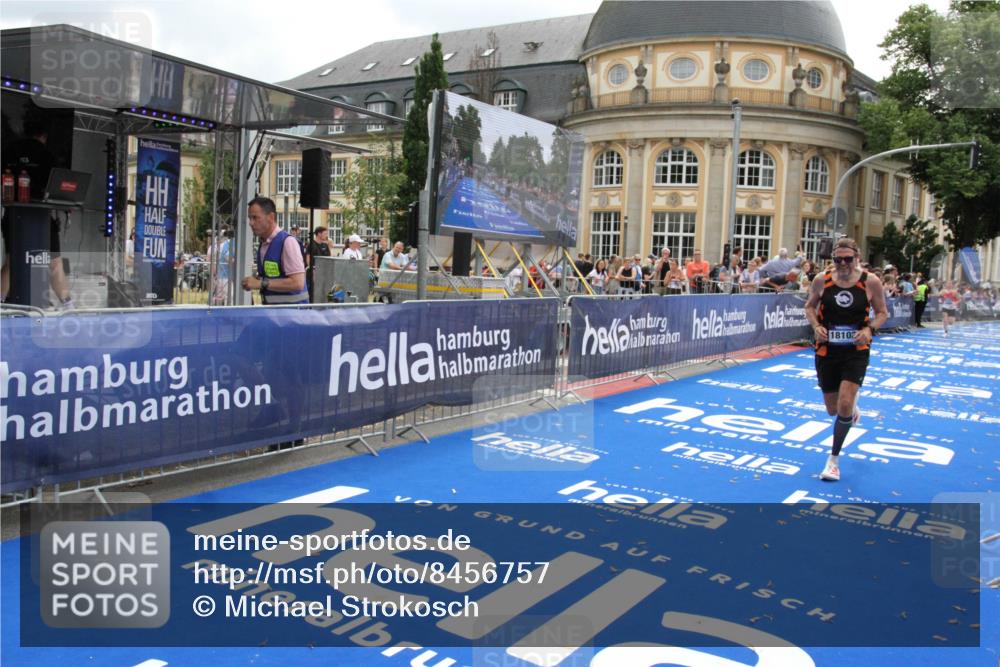29.06.2025 - hella hamburg halbmarathon Michael Strokosch http://msf.ph/oto/8456757 29.06.2025 10:31:47 Ziel 5187, 13606, 18102 meine-sportfotos.de