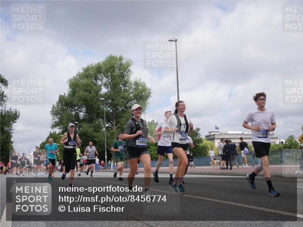 29.06.2025 - hella hamburg halbmarathon Luisa Fischer http://msf.ph/oto/8456774 29.06.2025 10:35:49 Kennedybrücke 1599, 3753, 4542, 18927, 10203, 11076, 12907, 7531, 1237, 1647, 2959, 3660, 3670, 3753, 5110, 7531, 7749, 9542, 9812, 10002, 10203, 10470 meine-sportfotos.de