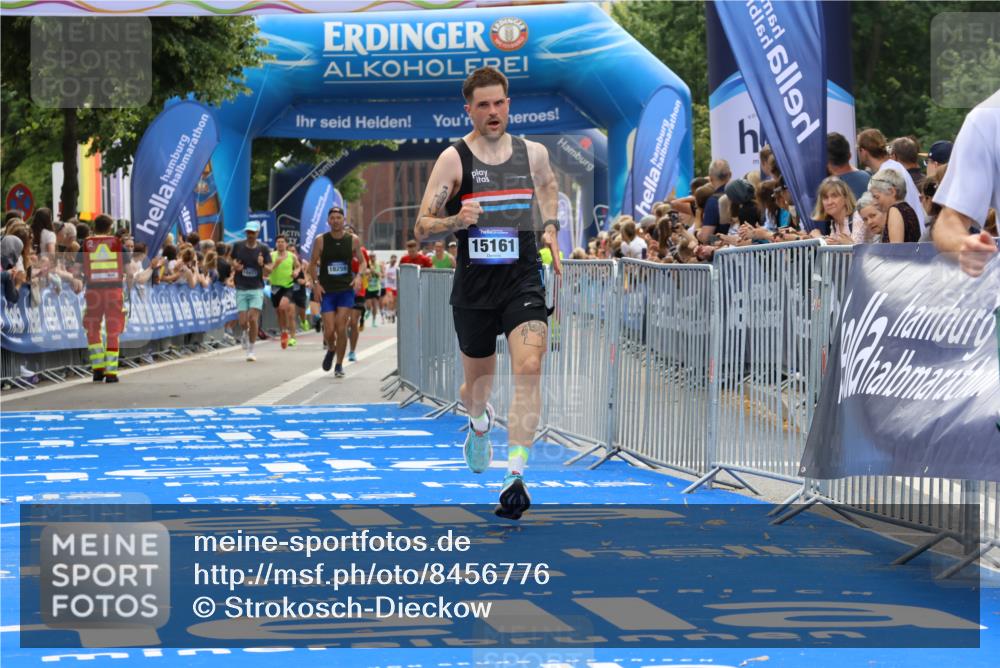 29.06.2025 - hella hamburg halbmarathon Strokosch-Dieckow http://msf.ph/oto/8456776 29.06.2025 10:35:51 Ziel 3843, 13252, 15161, 16119 meine-sportfotos.de