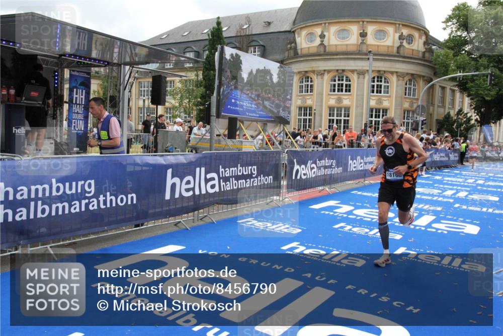 29.06.2025 - hella hamburg halbmarathon Michael Strokosch http://msf.ph/oto/8456790 29.06.2025 10:31:47 Ziel 5187, 13606, 18102 meine-sportfotos.de
