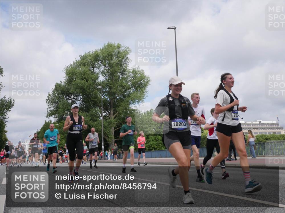 29.06.2025 - hella hamburg halbmarathon Luisa Fischer http://msf.ph/oto/8456794 29.06.2025 10:35:49 Kennedybrücke 2312, 17189, 15987, 3753, 9542, 8927, 10203, 129, 753, 1237, 1647, 2959, 3660, 3670, 3753, 5110, 7531, 7749, 9542, 9812, 10002, 10203, 10470 meine-sportfotos.de