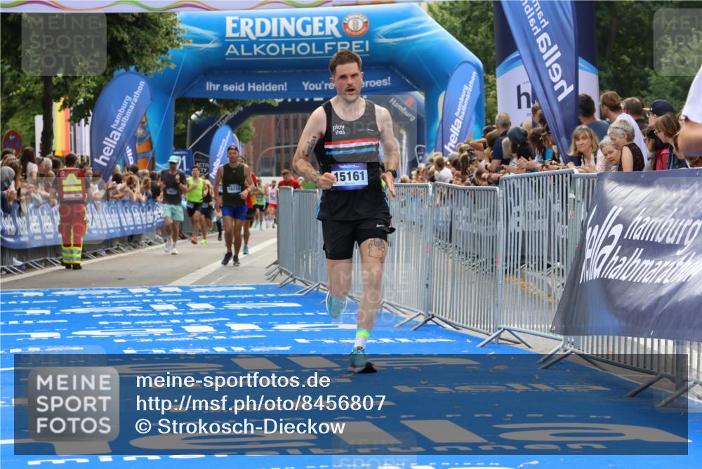 29.06.2025 - hella hamburg halbmarathon Strokosch-Dieckow http://msf.ph/oto/8456807 29.06.2025 10:35:51 Ziel 3843, 13252, 15161, 16119 meine-sportfotos.de
