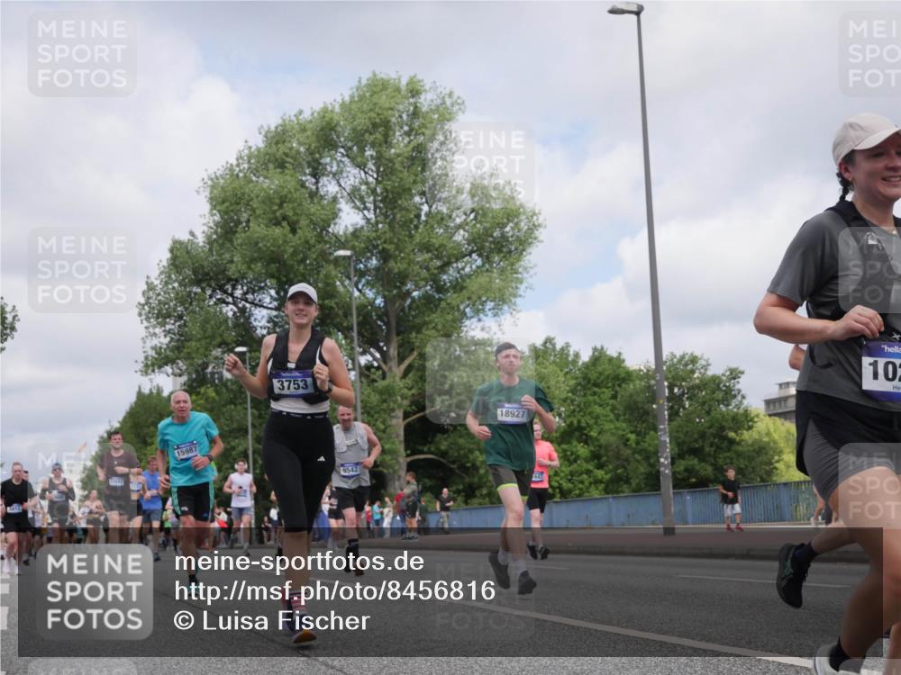 29.06.2025 - hella hamburg halbmarathon Luisa Fischer http://msf.ph/oto/8456816 29.06.2025 10:35:50 Kennedybrücke 15987, 3753, 9542, 18927, 102, 1237, 1647, 2959, 3660, 3670, 3753, 5110, 7531, 7749, 9542, 9812, 10002, 10203 meine-sportfotos.de