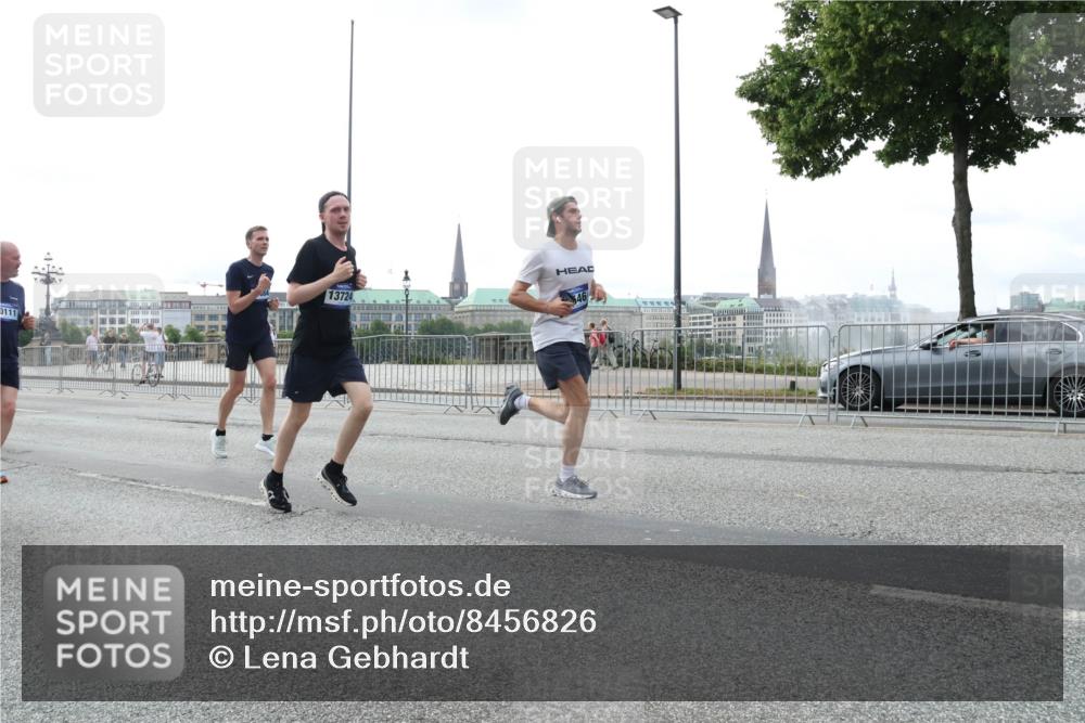 29.06.2025 - hella hamburg halbmarathon Lena Gebhardt http://msf.ph/oto/8456826 29.06.2025 10:31:35 Lombardsbrücke 0111, 13724, 46, 1235, 1292, 1373, 1844, 1879, 1979, 2414, 2672, 2831, 2832, 2914, 3396, 3397, 3424, 3571, 3681, 3751, 4561, 4817, 4877, 4953, 5165, 5437, 5846, 5943, 5965, 6057, 6078, 6160, 6195, 6546, 6573, 6640, 7334, 7604, 7772, 8050, 8072, 8073, 8304, 8620, 8806, 9078, 9104, 9183, 9478, 9812, 9883, 10111, 10240, 10586, 11587, 11988, 13724, 14349, 15725, 16457, 16978, 17404, 17509, 17517, 17587, 17706 meine-sportfotos.de