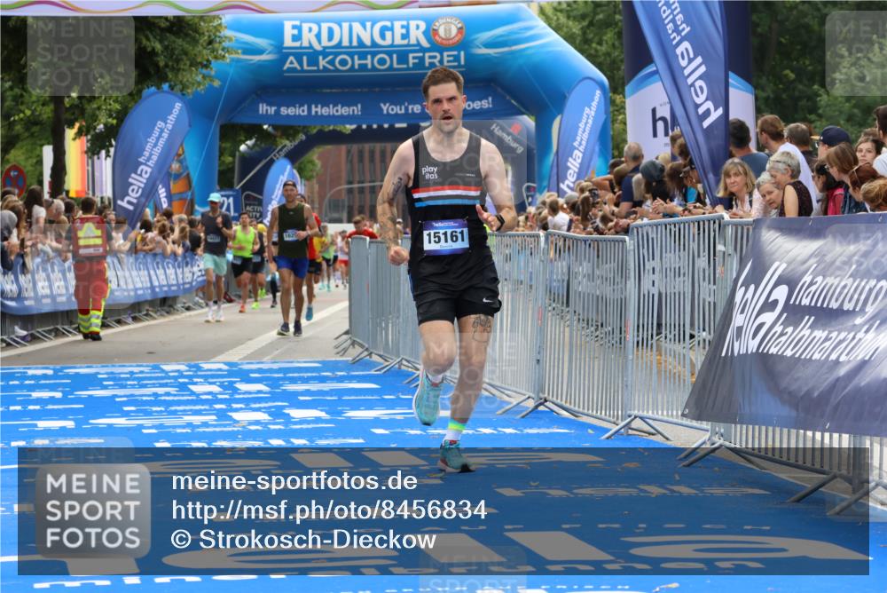 29.06.2025 - hella hamburg halbmarathon Strokosch-Dieckow http://msf.ph/oto/8456834 29.06.2025 10:35:51 Ziel 3843, 13252, 15161, 16119 meine-sportfotos.de