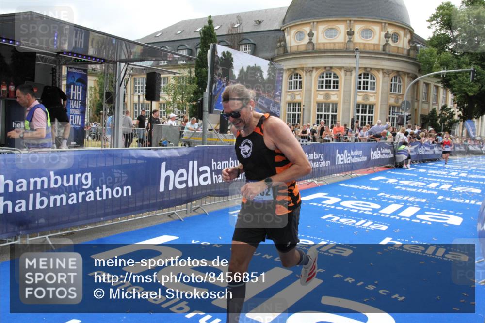 29.06.2025 - hella hamburg halbmarathon Michael Strokosch http://msf.ph/oto/8456851 29.06.2025 10:31:48 Ziel 5187, 13606, 18102 meine-sportfotos.de