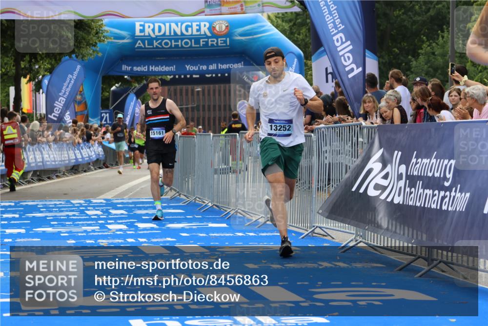 29.06.2025 - hella hamburg halbmarathon Strokosch-Dieckow http://msf.ph/oto/8456863 29.06.2025 10:35:49 Ziel 3843, 13252, 15161, 16119 meine-sportfotos.de