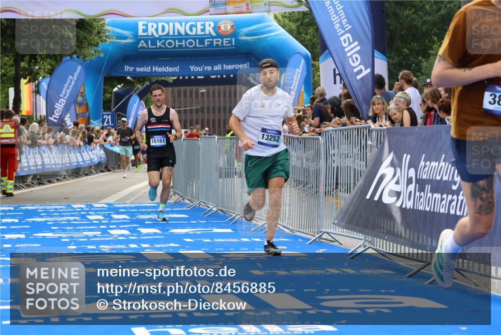 29.06.2025 - hella hamburg halbmarathon Strokosch-Dieckow http://msf.ph/oto/8456885 29.06.2025 10:35:49 Ziel 3843, 13252, 15161, 16119 meine-sportfotos.de