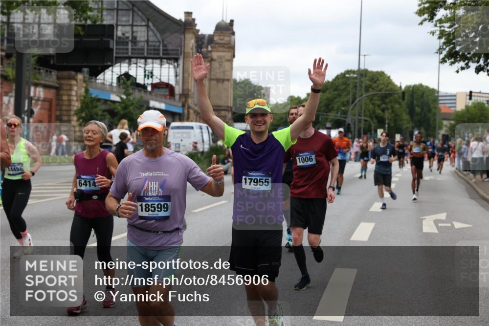 29.06.2025 - hella hamburg halbmarathon Yannick Fuchs http://msf.ph/oto/8456906 29.06.2025 10:56:21 20KM 1006, 1128, 1264, 1377, 1432, 1568, 1573, 1726, 6414, 6415, 6580, 6752, 7658, 8045, 8154, 8624, 9131, 9718, 9928, 10214, 10519, 10797, 11670, 11968, 12156, 13498, 13868, 14368, 14456, 15859, 16292, 16654, 16688, 16808, 17136, 17383, 17532, 17939, 17955, 18000, 18599, 18919, 19023 meine-sportfotos.de
