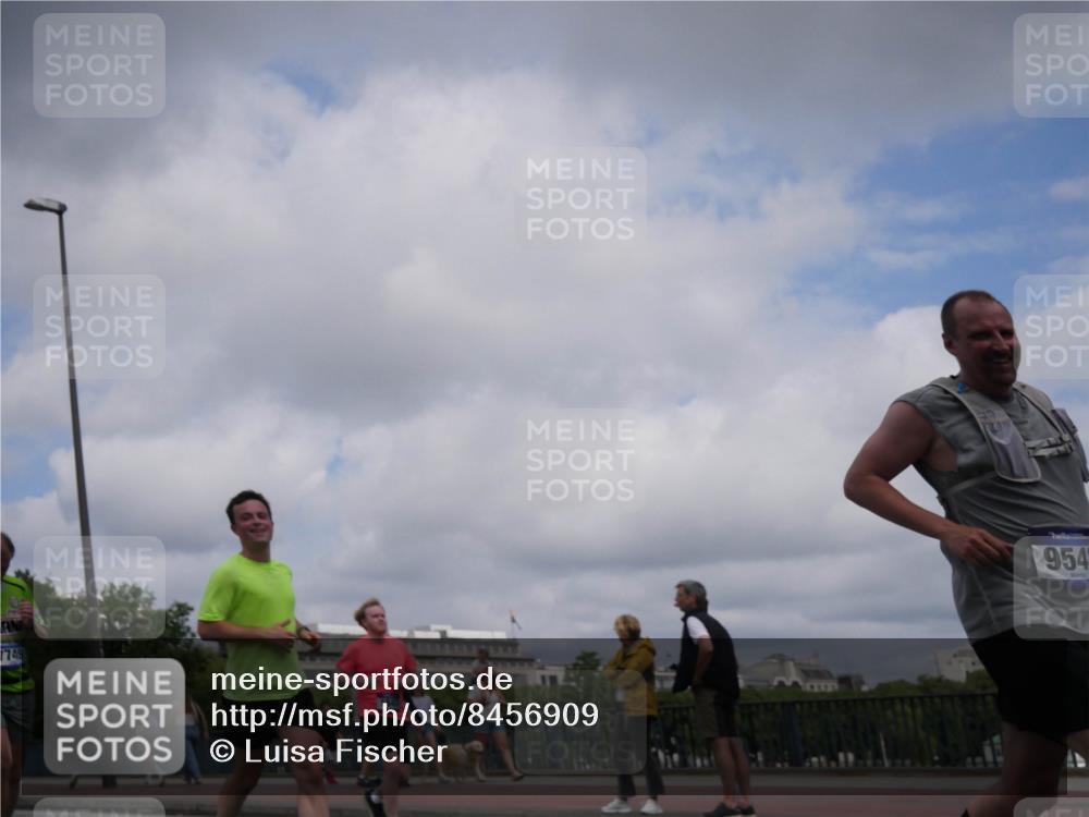 29.06.2025 - hella hamburg halbmarathon Luisa Fischer http://msf.ph/oto/8456909 29.06.2025 10:35:54 Kennedybrücke 7749, 164, 954, 1237, 1647, 2959, 3391, 3660, 3670, 3708, 5110, 7135, 7749, 7750, 8170, 9034, 9542, 9812, 10002 meine-sportfotos.de