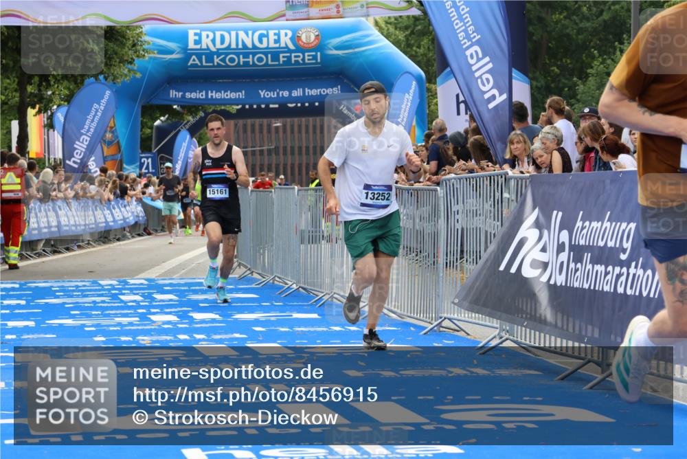 29.06.2025 - hella hamburg halbmarathon Strokosch-Dieckow http://msf.ph/oto/8456915 29.06.2025 10:35:49 Ziel 3843, 13252, 15161, 16119 meine-sportfotos.de