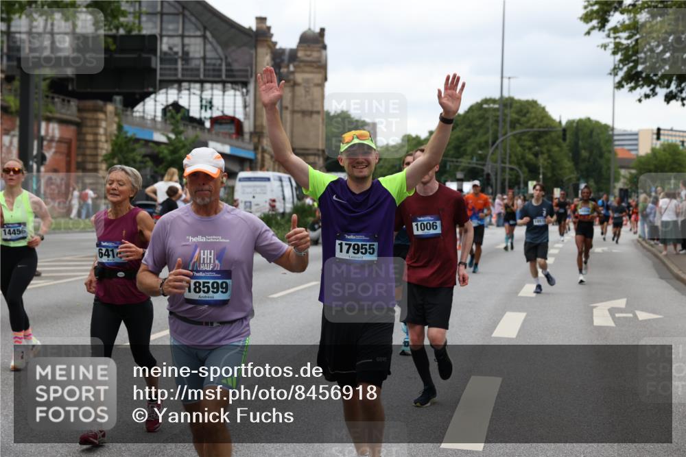 29.06.2025 - hella hamburg halbmarathon Yannick Fuchs http://msf.ph/oto/8456918 29.06.2025 10:56:21 20KM 1006, 1128, 1264, 1377, 1432, 1568, 1573, 1726, 6414, 6415, 6580, 6752, 7658, 8045, 8154, 8624, 9131, 9718, 9928, 10214, 10519, 10797, 11670, 11968, 12156, 13498, 13868, 14368, 14456, 15859, 16292, 16654, 16688, 16808, 17136, 17383, 17532, 17939, 17955, 18000, 18599, 18919, 19023 meine-sportfotos.de
