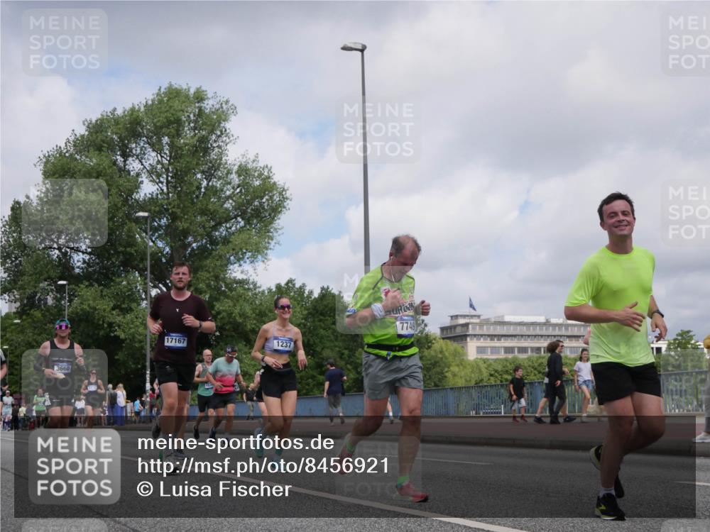 29.06.2025 - hella hamburg halbmarathon Luisa Fischer http://msf.ph/oto/8456921 29.06.2025 10:35:54 Kennedybrücke 3660, 17167, 1237, 7749, 1237, 1647, 2959, 3391, 3660, 3670, 3708, 5110, 7135, 7749, 7750, 8170, 9034, 9542, 9812, 10002 meine-sportfotos.de