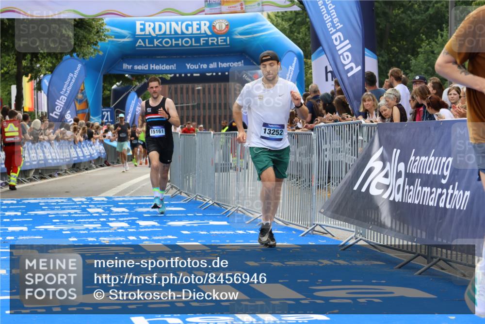 29.06.2025 - hella hamburg halbmarathon Strokosch-Dieckow http://msf.ph/oto/8456946 29.06.2025 10:35:49 Ziel 3843, 13252, 15161, 16119 meine-sportfotos.de