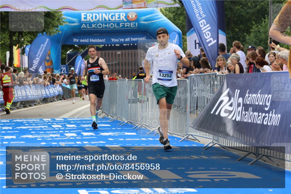 29.06.2025 - hella hamburg halbmarathon Strokosch-Dieckow http://msf.ph/oto/8456958 29.06.2025 10:35:49 Ziel 3843, 13252, 15161, 16119 meine-sportfotos.de