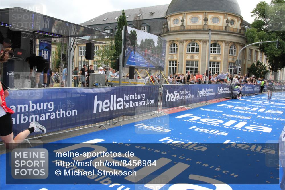 29.06.2025 - hella hamburg halbmarathon Michael Strokosch http://msf.ph/oto/8456964 29.06.2025 10:31:53 Ziel 3935, 5187, 10927, 11929 meine-sportfotos.de