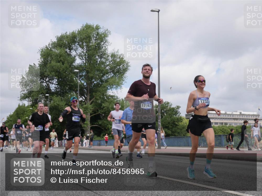 29.06.2025 - hella hamburg halbmarathon Luisa Fischer http://msf.ph/oto/8456965 29.06.2025 10:35:55 Kennedybrücke 9812, 3660, 5110, 1237, 17167, 1237, 1647, 2959, 3391, 3660, 3670, 3708, 5110, 7135, 7749, 7750, 8170, 9034, 9542, 9812, 10002 meine-sportfotos.de
