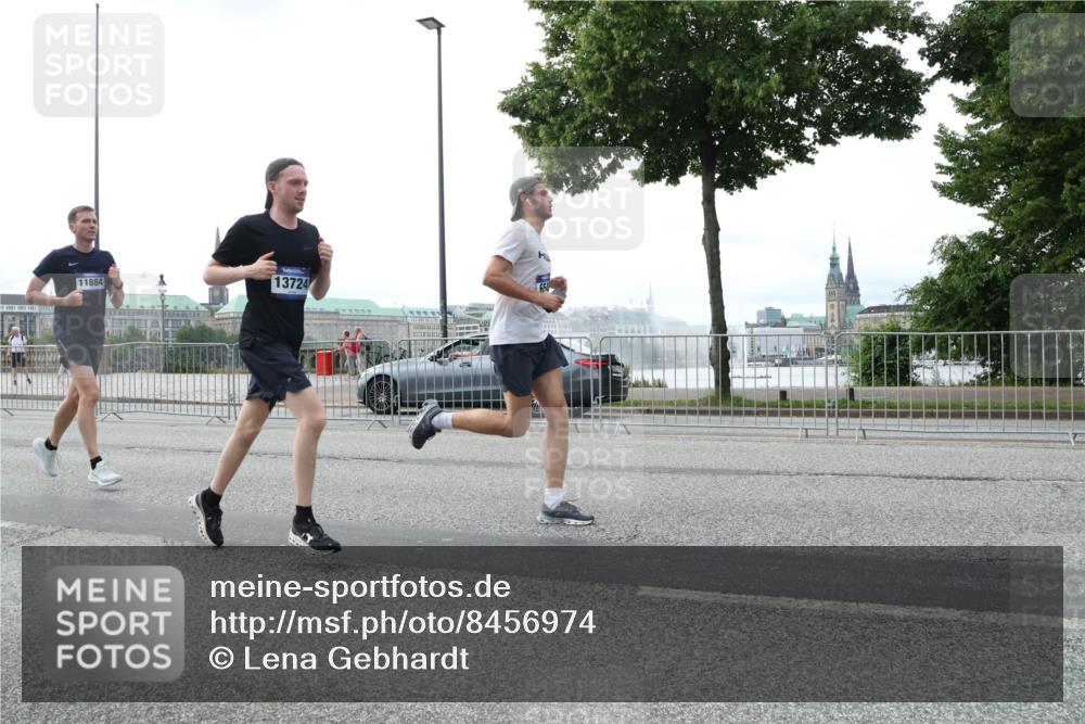 29.06.2025 - hella hamburg halbmarathon Lena Gebhardt http://msf.ph/oto/8456974 29.06.2025 10:31:35 Lombardsbrücke 11884, 13724, 1235, 1292, 1373, 1844, 1879, 1979, 2414, 2672, 2831, 2832, 2914, 3396, 3397, 3424, 3571, 3681, 3751, 4561, 4817, 4877, 4953, 5165, 5437, 5846, 5943, 5965, 6057, 6078, 6160, 6195, 6546, 6573, 6640, 7334, 7604, 7772, 8050, 8072, 8073, 8304, 8620, 8806, 9078, 9104, 9183, 9478, 9812, 9883, 10111, 10240, 10586, 11587, 11988, 13724, 14349, 15725, 16457, 16978, 17404, 17509, 17517, 17587, 17706 meine-sportfotos.de