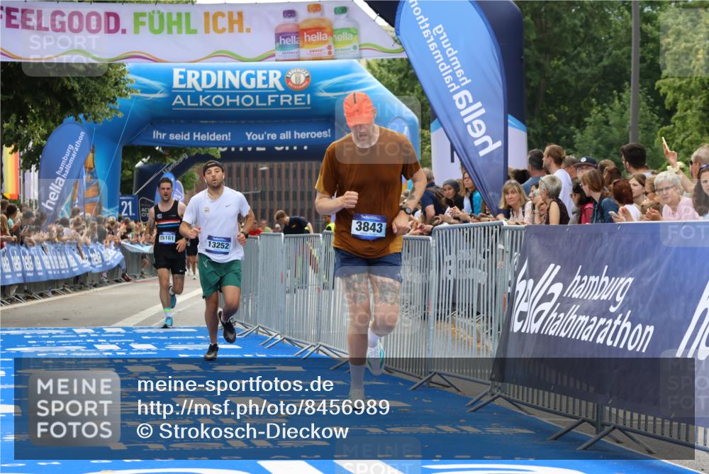 29.06.2025 - hella hamburg halbmarathon Strokosch-Dieckow http://msf.ph/oto/8456989 29.06.2025 10:35:47 Ziel 3843, 12462, 12899, 13252, 15161, 16119 meine-sportfotos.de