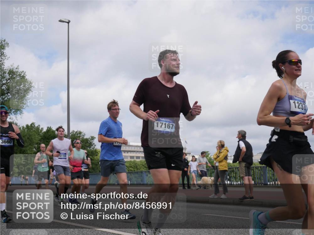 29.06.2025 - hella hamburg halbmarathon Luisa Fischer http://msf.ph/oto/8456991 29.06.2025 10:35:56 Kennedybrücke 3660, 15364, 5110, 17167, 1237, 1237, 1647, 2959, 3391, 3660, 3670, 3708, 5110, 5156, 7135, 7749, 7750, 8170, 9034, 9812, 10002, 10770 meine-sportfotos.de