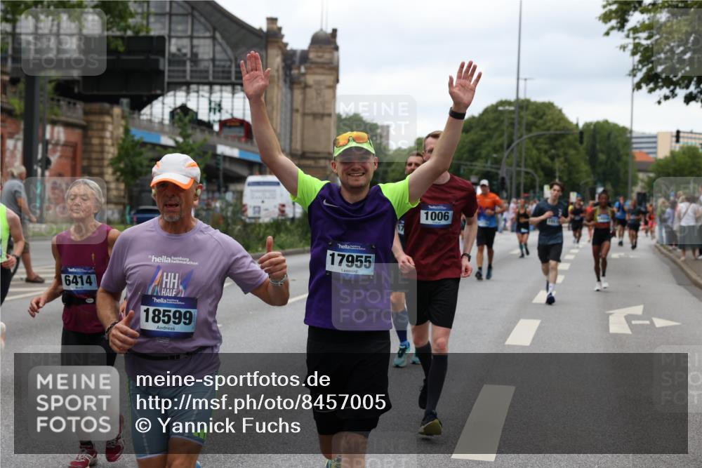 29.06.2025 - hella hamburg halbmarathon Yannick Fuchs http://msf.ph/oto/8457005 29.06.2025 10:56:22 20KM 1006, 1128, 1264, 1377, 1432, 1568, 1573, 1726, 6414, 6415, 6580, 6752, 7658, 7869, 8045, 8154, 8624, 9131, 9718, 9928, 10214, 10519, 10797, 11180, 11670, 11968, 12156, 13498, 13868, 14368, 14456, 15859, 16292, 16654, 16688, 16808, 17136, 17383, 17532, 17955, 18000, 18599, 18919, 19023 meine-sportfotos.de