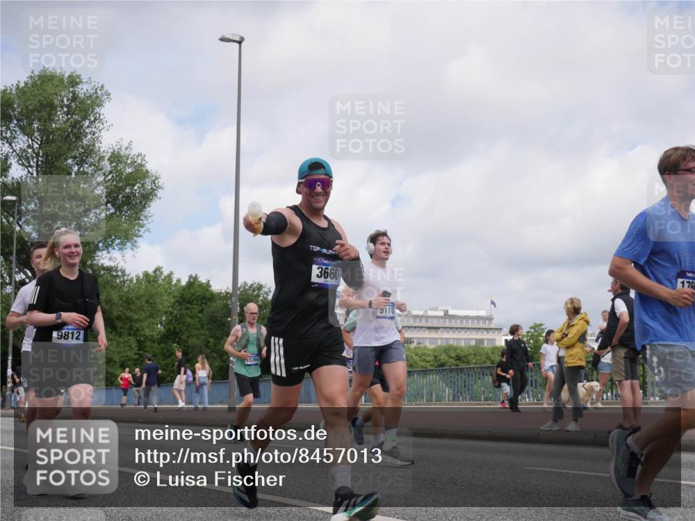 29.06.2025 - hella hamburg halbmarathon Luisa Fischer http://msf.ph/oto/8457013 29.06.2025 10:35:57 Kennedybrücke 9812, 15364, 3660, 5110, 176, 1237, 1647, 2059, 2959, 3391, 3660, 3708, 4555, 5110, 5156, 7135, 7749, 7750, 8170, 9034, 9812, 10002, 10770 meine-sportfotos.de