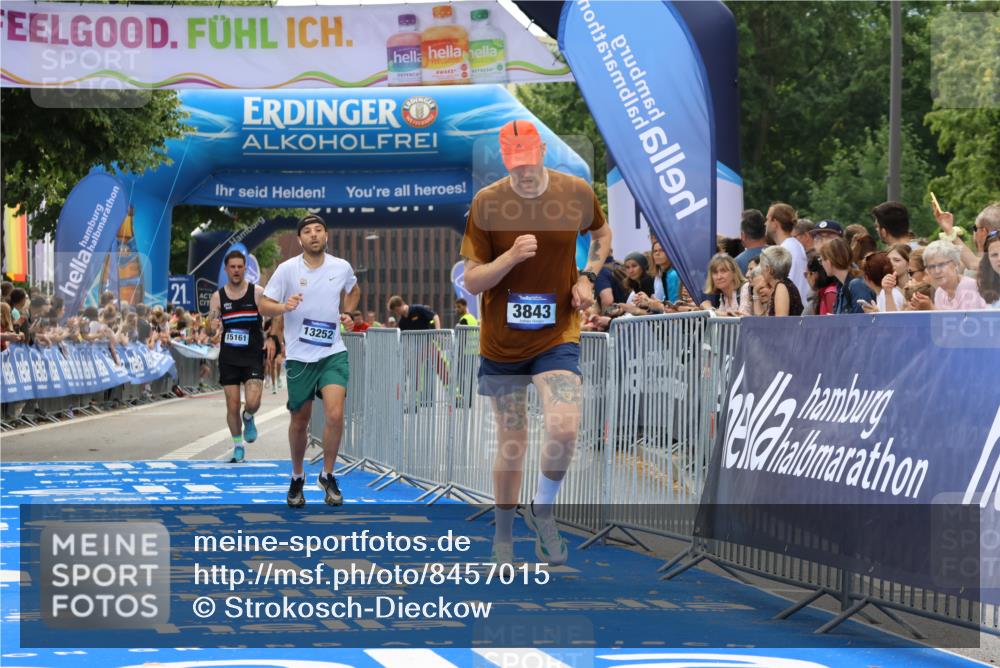 29.06.2025 - hella hamburg halbmarathon Strokosch-Dieckow http://msf.ph/oto/8457015 29.06.2025 10:35:47 Ziel 3843, 12462, 12899, 13252, 15161, 16119 meine-sportfotos.de