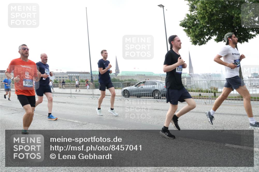 29.06.2025 - hella hamburg halbmarathon Lena Gebhardt http://msf.ph/oto/8457041 29.06.2025 10:31:35 Lombardsbrücke 5165, 10111, 1372, 1235, 1292, 1373, 1844, 1879, 1979, 2414, 2672, 2831, 2832, 2914, 3396, 3397, 3424, 3571, 3681, 3751, 4561, 4817, 4877, 4953, 5165, 5437, 5846, 5943, 5965, 6057, 6078, 6160, 6195, 6546, 6573, 6640, 7334, 7604, 7772, 8050, 8072, 8073, 8304, 8620, 8806, 9078, 9104, 9183, 9478, 9812, 9883, 10111, 10240, 10586, 11587, 11988, 13724, 14349, 15725, 16457, 16978, 17404, 17509, 17517, 17587, 17706 meine-sportfotos.de