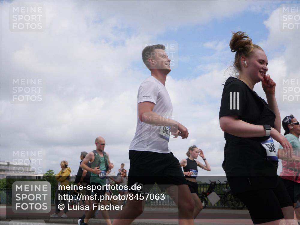 29.06.2025 - hella hamburg halbmarathon Luisa Fischer http://msf.ph/oto/8457063 29.06.2025 10:36:00 Kennedybrücke 153, 12, 962, 98, 1647, 1732, 2059, 2959, 3221, 3391, 3653, 3660, 3708, 4096, 4555, 5110, 5156, 6861, 7135, 7750, 8170, 9034, 9471, 9812, 10002, 10770 meine-sportfotos.de