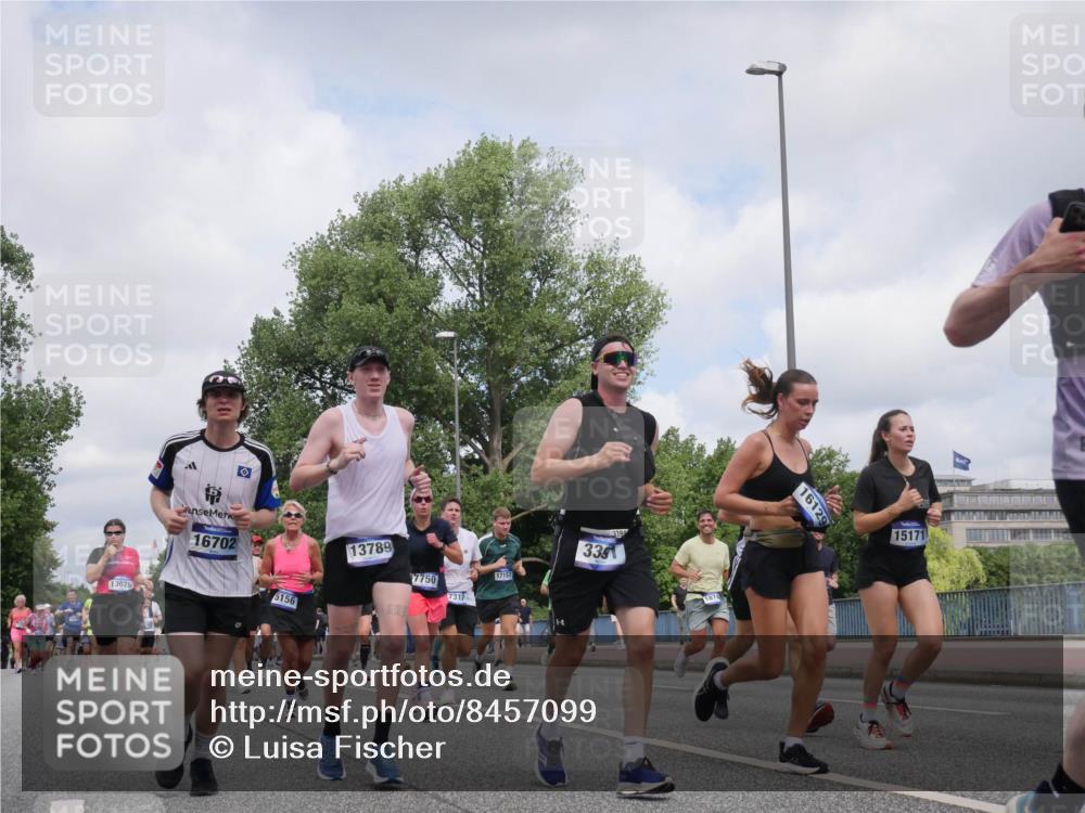 29.06.2025 - hella hamburg halbmarathon Luisa Fischer http://msf.ph/oto/8457099 29.06.2025 10:36:02 Kennedybrücke 13026, 16702, 5156, 13789, 7750, 7317, 17157, 3351, 16129, 15171, 1732, 2059, 2384, 2959, 3221, 3391, 3653, 3708, 4096, 4555, 5156, 5581, 6861, 7135, 7750, 8170, 8839, 9034, 9471, 9812, 10002, 10770 meine-sportfotos.de