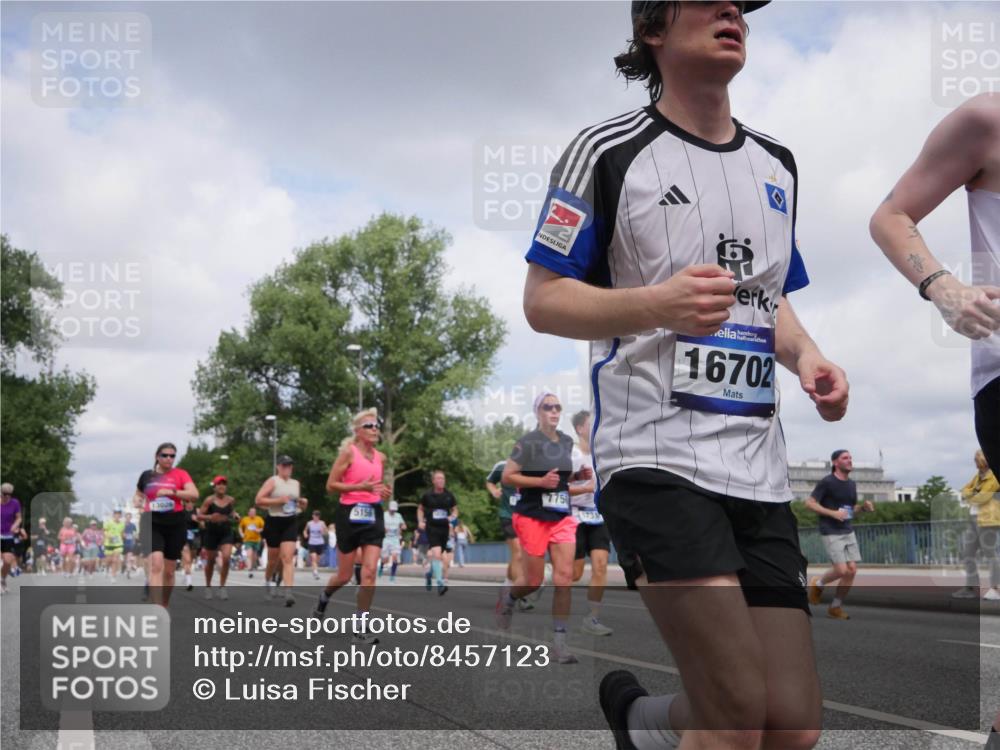 29.06.2025 - hella hamburg halbmarathon Luisa Fischer http://msf.ph/oto/8457123 29.06.2025 10:36:04 Kennedybrücke 5156, 7750, 16702, 1732, 1879, 2059, 2384, 3221, 3391, 3422, 3653, 3708, 4030, 4096, 4555, 5156, 5581, 6861, 7135, 7750, 8170, 8839, 9034, 9471, 9768, 10770 meine-sportfotos.de