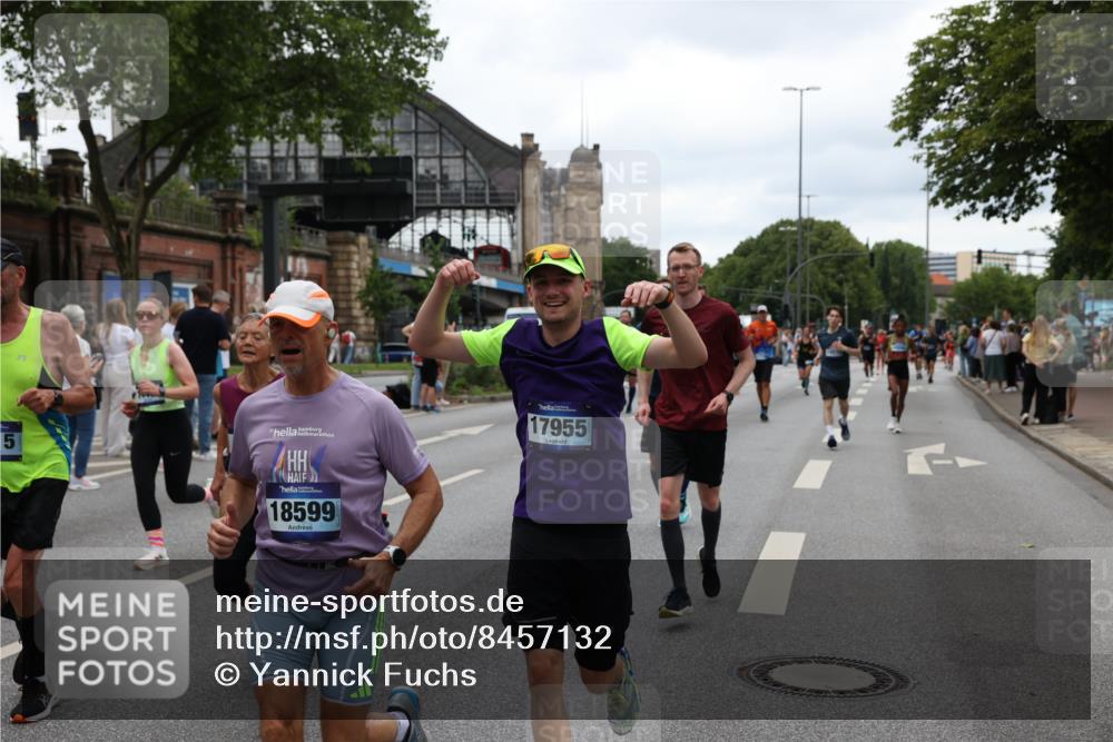 29.06.2025 - hella hamburg halbmarathon Yannick Fuchs http://msf.ph/oto/8457132 29.06.2025 10:56:22 20KM 1006, 1128, 1264, 1377, 1432, 1568, 1573, 1726, 6414, 6415, 6580, 6752, 7658, 7869, 8045, 8154, 8624, 9131, 9718, 9928, 10214, 10519, 10797, 11180, 11670, 11968, 12156, 13498, 13868, 14368, 14456, 15859, 16292, 16654, 16688, 16808, 17136, 17383, 17532, 17955, 18000, 18599, 18919, 19023 meine-sportfotos.de
