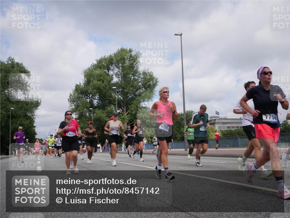 29.06.2025 - hella hamburg halbmarathon Luisa Fischer http://msf.ph/oto/8457142 29.06.2025 10:36:05 Kennedybrücke 13026, 10770, 5156, 17157, 7750, 1732, 1879, 2059, 2384, 3221, 3391, 3422, 3653, 4030, 4096, 4555, 5156, 5581, 6861, 7750, 8170, 8595, 8839, 9034, 9289, 9471, 9768, 10770 meine-sportfotos.de
