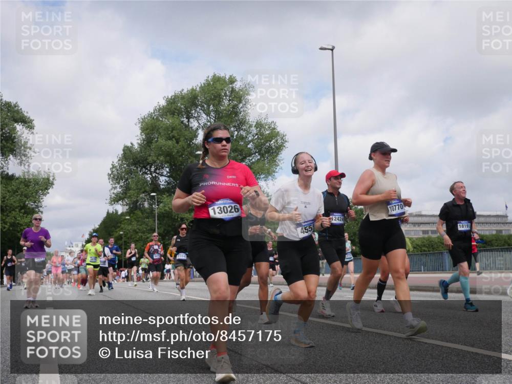 29.06.2025 - hella hamburg halbmarathon Luisa Fischer http://msf.ph/oto/8457175 29.06.2025 10:36:06 Kennedybrücke 2384, 13026, 455, 12424, 10770, 173, 18191, 1732, 1879, 2059, 2384, 3221, 3422, 3653, 4030, 4096, 4555, 5156, 5581, 6861, 7750, 8595, 8839, 9034, 9289, 9471, 9768, 9780, 10770 meine-sportfotos.de