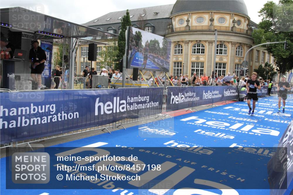 29.06.2025 - hella hamburg halbmarathon Michael Strokosch http://msf.ph/oto/8457198 29.06.2025 10:31:55 Ziel 3935, 10927, 11929 meine-sportfotos.de