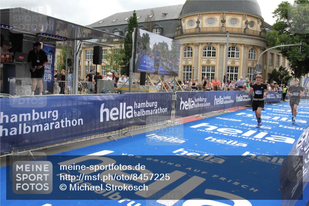 29.06.2025 - hella hamburg halbmarathon Michael Strokosch http://msf.ph/oto/8457225 29.06.2025 10:31:55 Ziel 3935, 10927, 11929 meine-sportfotos.de