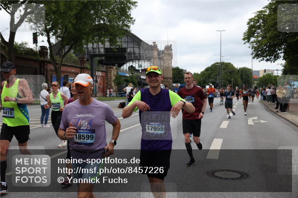 29.06.2025 - hella hamburg halbmarathon Yannick Fuchs http://msf.ph/oto/8457226 29.06.2025 10:56:22 20KM 1006, 1128, 1264, 1377, 1432, 1568, 1573, 1726, 6414, 6415, 6580, 6752, 7658, 7869, 8045, 8154, 8624, 9131, 9718, 9928, 10214, 10519, 10797, 11180, 11670, 11968, 12156, 13498, 13868, 14368, 14456, 15859, 16292, 16654, 16688, 16808, 17136, 17383, 17532, 17955, 18000, 18599, 18919, 19023 meine-sportfotos.de