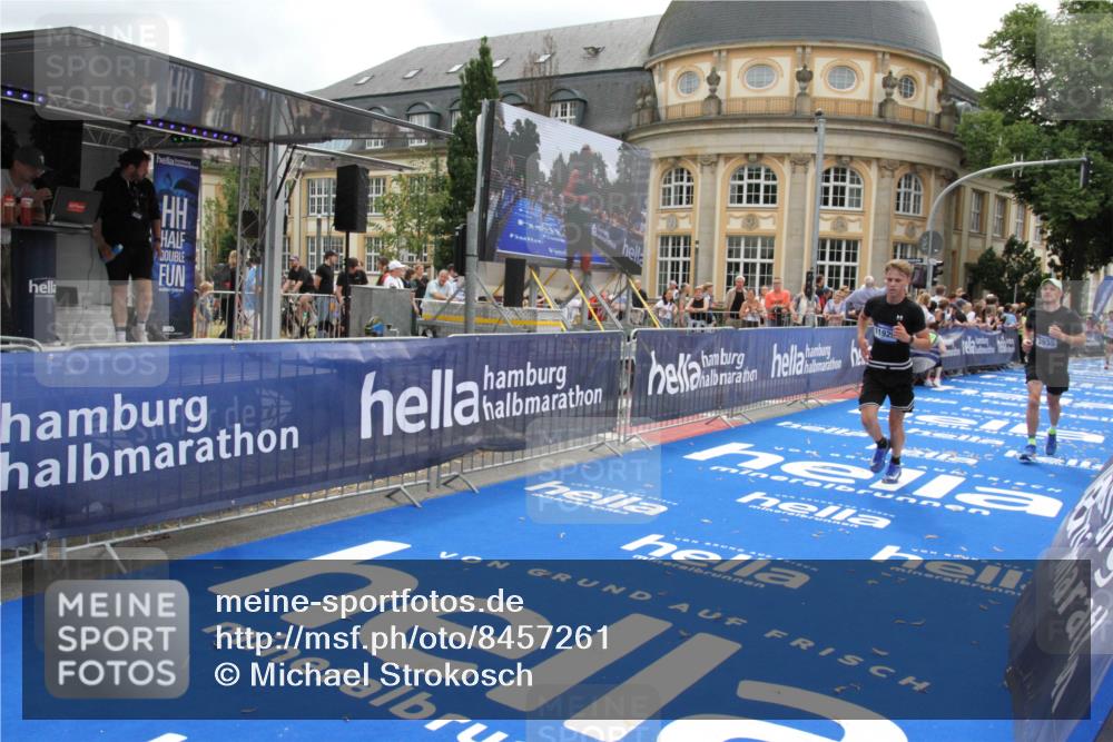 29.06.2025 - hella hamburg halbmarathon Michael Strokosch http://msf.ph/oto/8457261 29.06.2025 10:31:55 Ziel 3935, 10927, 11929 meine-sportfotos.de