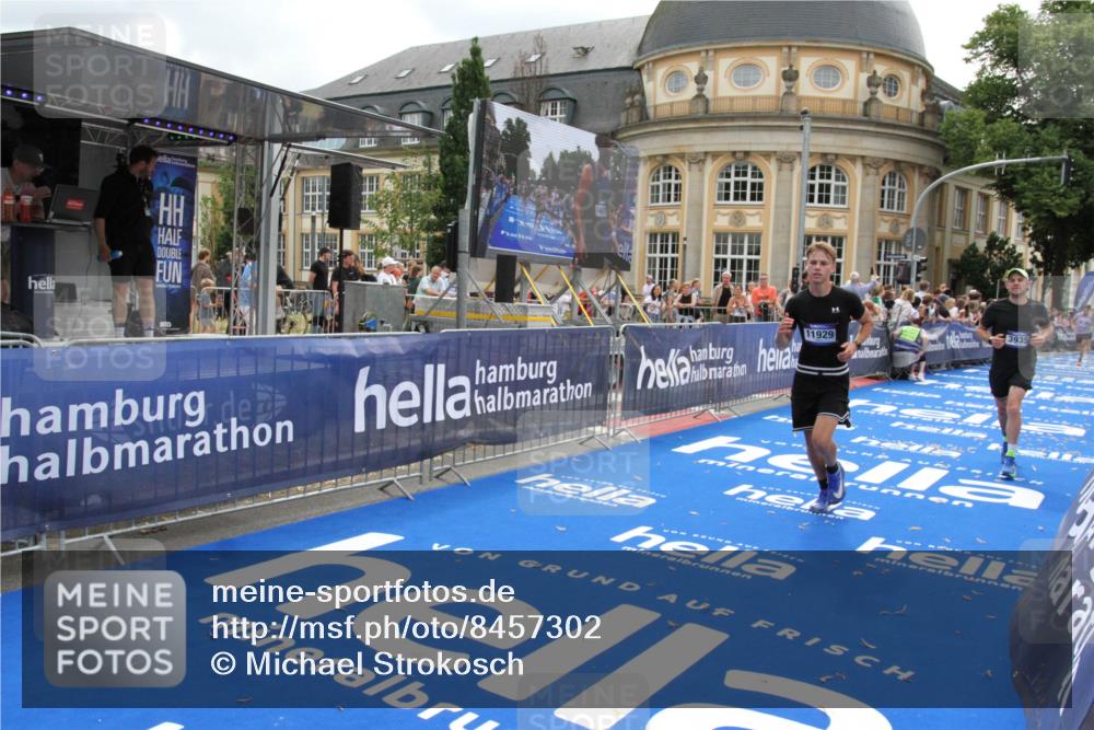 29.06.2025 - hella hamburg halbmarathon Michael Strokosch http://msf.ph/oto/8457302 29.06.2025 10:31:56 Ziel 3935, 4698, 6619, 10927, 11929 meine-sportfotos.de