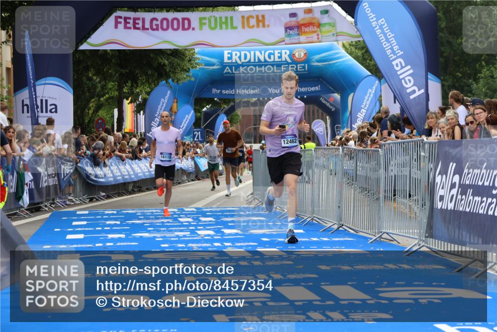 29.06.2025 - hella hamburg halbmarathon Strokosch-Dieckow http://msf.ph/oto/8457354 29.06.2025 10:35:40 Ziel 4062, 10384, 12462, 12899, 14841, 16119, 16123, 18841 meine-sportfotos.de
