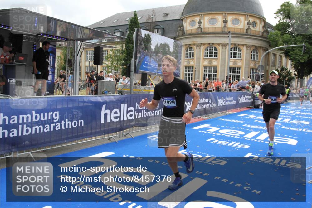 29.06.2025 - hella hamburg halbmarathon Michael Strokosch http://msf.ph/oto/8457376 29.06.2025 10:31:56 Ziel 3935, 4698, 6619, 10927, 11929 meine-sportfotos.de