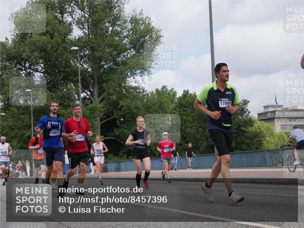 29.06.2025 - hella hamburg halbmarathon Luisa Fischer http://msf.ph/oto/8457396 29.06.2025 10:36:19 Kennedybrücke 120, 16391, 15951, 15957, 356, 38, 117132, 17041, 1078, 1199, 1324, 1373, 2838, 3341, 3560, 3871, 4446, 5917, 8175, 8993, 9750, 9780 meine-sportfotos.de