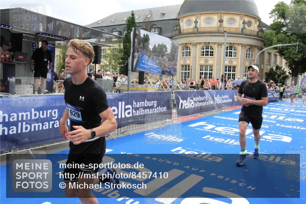 29.06.2025 - hella hamburg halbmarathon Michael Strokosch http://msf.ph/oto/8457410 29.06.2025 10:31:57 Ziel 3935, 4698, 6619, 10927, 11199, 11929 meine-sportfotos.de