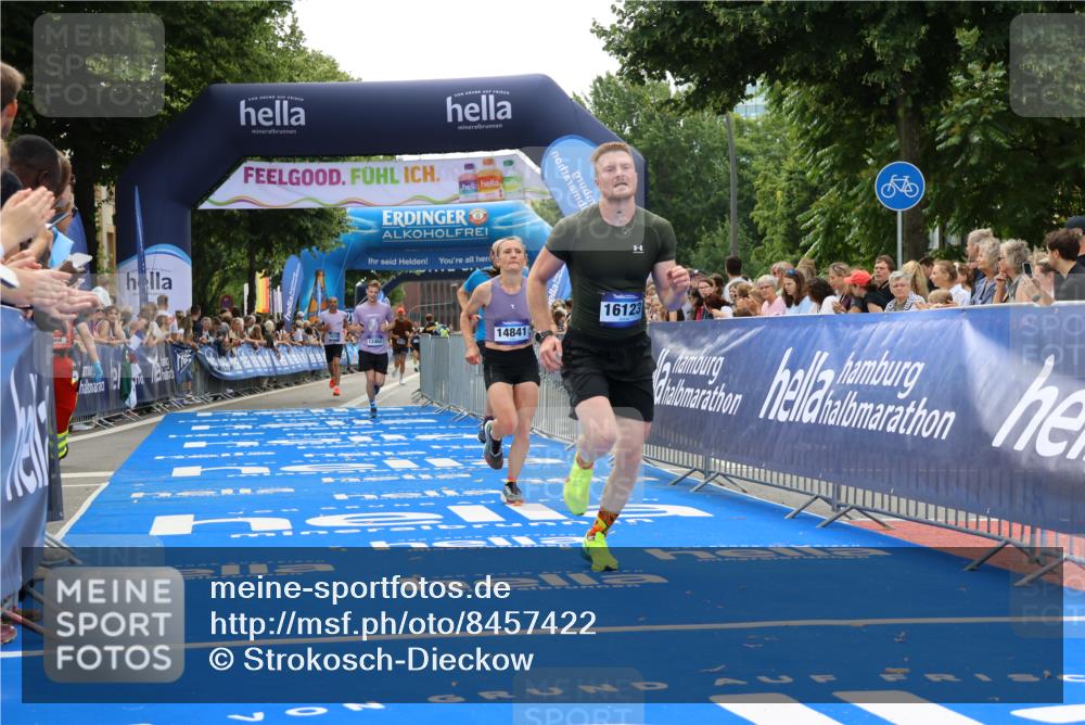 29.06.2025 - hella hamburg halbmarathon Strokosch-Dieckow http://msf.ph/oto/8457422 29.06.2025 10:35:37 Ziel 1344, 4062, 5269, 10384, 12462, 12899, 14841, 16119, 16123, 16695, 17612, 17826, 18841 meine-sportfotos.de