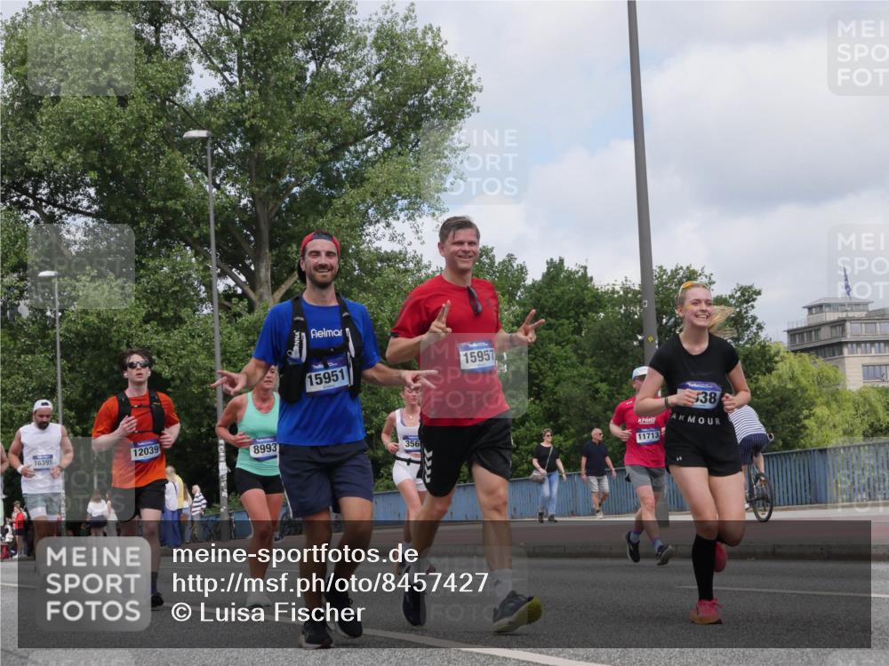 29.06.2025 - hella hamburg halbmarathon Luisa Fischer http://msf.ph/oto/8457427 29.06.2025 10:36:20 Kennedybrücke 16391, 12039, 8993, 15951, 15957, 356, 11713, 38, 1078, 1199, 1324, 1373, 2838, 3341, 3560, 3871, 4446, 5917, 8175, 8993, 9750 meine-sportfotos.de