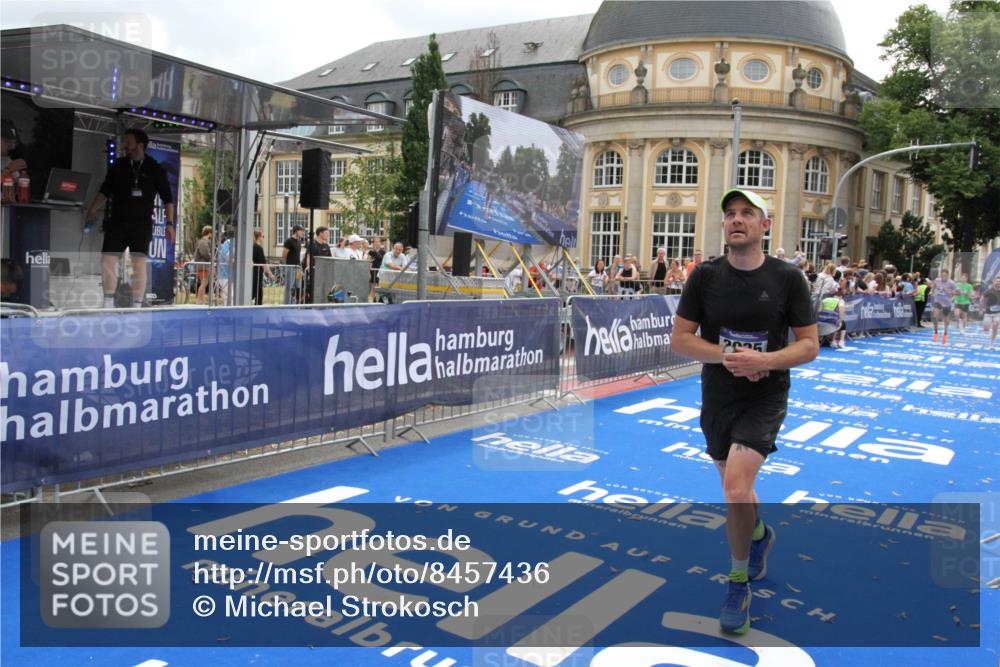29.06.2025 - hella hamburg halbmarathon Michael Strokosch http://msf.ph/oto/8457436 29.06.2025 10:31:57 Ziel 3935, 4698, 6619, 10927, 11199, 11929 meine-sportfotos.de