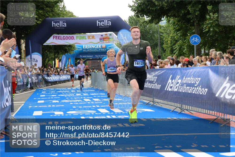 29.06.2025 - hella hamburg halbmarathon Strokosch-Dieckow http://msf.ph/oto/8457442 29.06.2025 10:35:37 Ziel 1344, 4062, 5269, 10384, 12462, 12899, 14841, 16119, 16123, 16695, 17612, 17826, 18841 meine-sportfotos.de