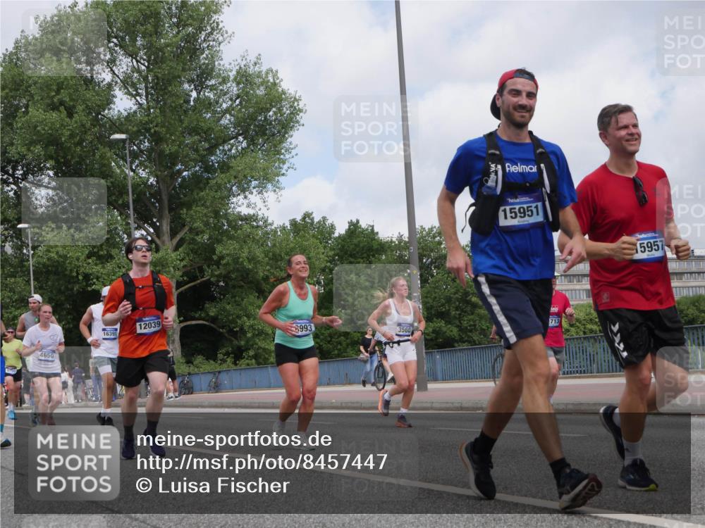 29.06.2025 - hella hamburg halbmarathon Luisa Fischer http://msf.ph/oto/8457447 29.06.2025 10:36:22 Kennedybrücke 9750, 4650, 16391, 12039, 993, 3560, 15951, 713, 15957, 1078, 1324, 1373, 2085, 2838, 3341, 3560, 3871, 4164, 4446, 5917, 6773, 8175, 8993, 9750 meine-sportfotos.de