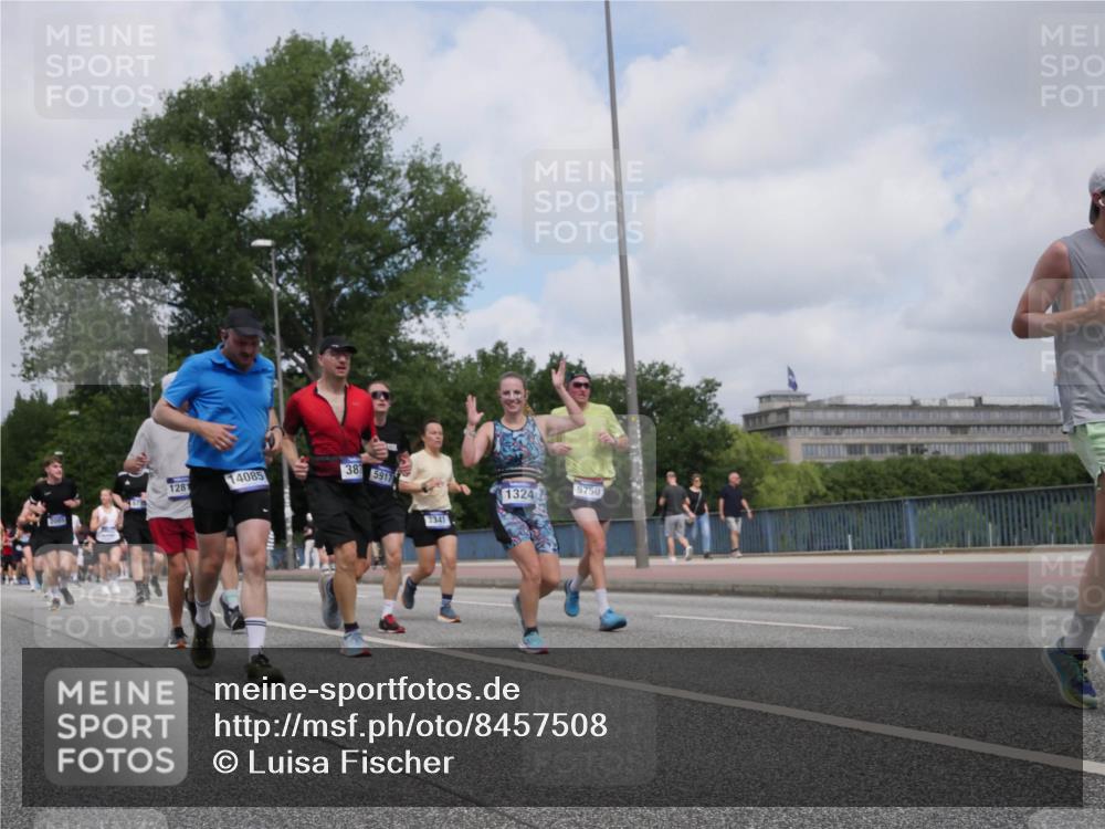 29.06.2025 - hella hamburg halbmarathon Luisa Fischer http://msf.ph/oto/8457508 29.06.2025 10:36:27 Kennedybrücke 14085, 387, 5917, 1281, 3341, 1324, 9750, 1324, 1995, 2085, 2342, 3341, 3560, 3871, 4164, 5180, 5917, 6773, 6999, 7705, 8891, 8993, 9591, 9750 meine-sportfotos.de