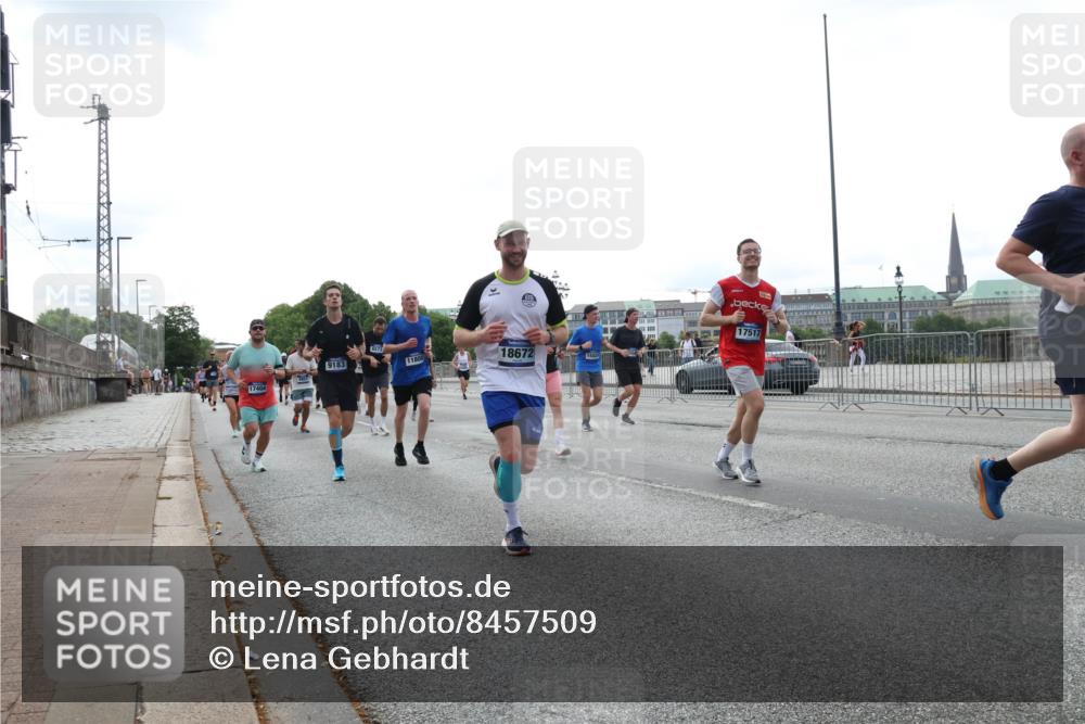 29.06.2025 - hella hamburg halbmarathon Lena Gebhardt http://msf.ph/oto/8457509 29.06.2025 10:31:36 Lombardsbrücke 9183, 11800, 18672, 17404, 17517, 1235, 1292, 1373, 1844, 1879, 1979, 2414, 2672, 2831, 2832, 2914, 3396, 3397, 3424, 3571, 3681, 3751, 4561, 4817, 4877, 4953, 5165, 5437, 5846, 5943, 5965, 6057, 6078, 6160, 6546, 6573, 6640, 7334, 7604, 7772, 7898, 8050, 8072, 8073, 8304, 8620, 8806, 9078, 9104, 9183, 9478, 9812, 9883, 10111, 10240, 10586, 11587, 11988, 13724, 14349, 15725, 16457, 16978, 17404, 17509, 17517, 17587, 17706 meine-sportfotos.de